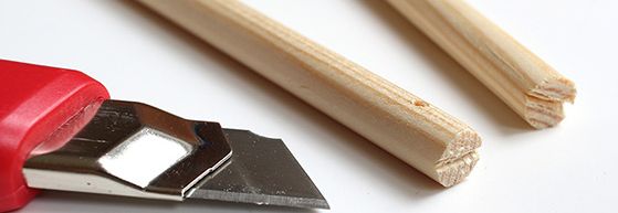 Cuttermesser mit Bambusstöckem auf weißem Untergrund